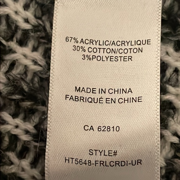 A classic from Ricki’s  long zippered sweater with collar. - Picture 8 of 8